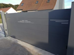 Portail coulissant avec des motifs