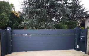 Portail coulissant alu avec des motifs à bulles