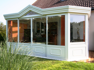 Véranda houteau blanche