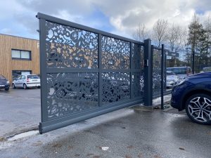 portail autoportant grand format avec motifs ajoures