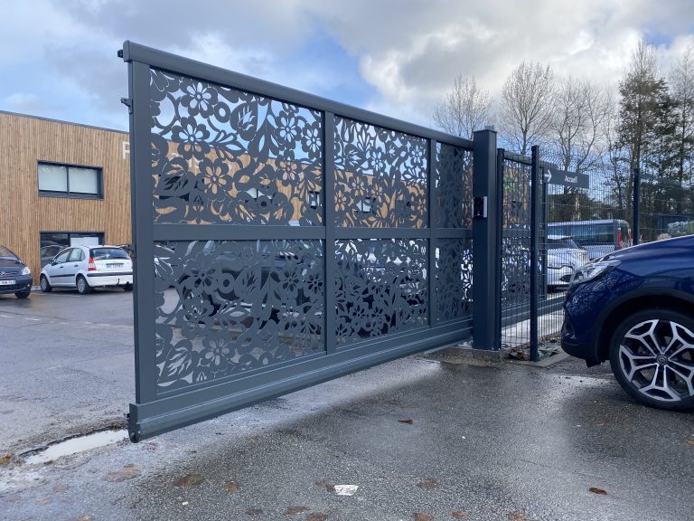 portail autoportant grand format avec motifs ajoures