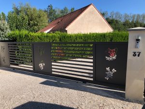 portail coulissant alu motifs design incrustes
