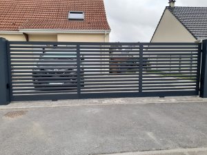 grand portail coulissant ajoure alu