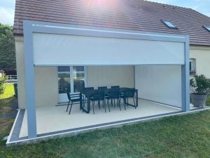 pergola bioclimatique grise avec stores